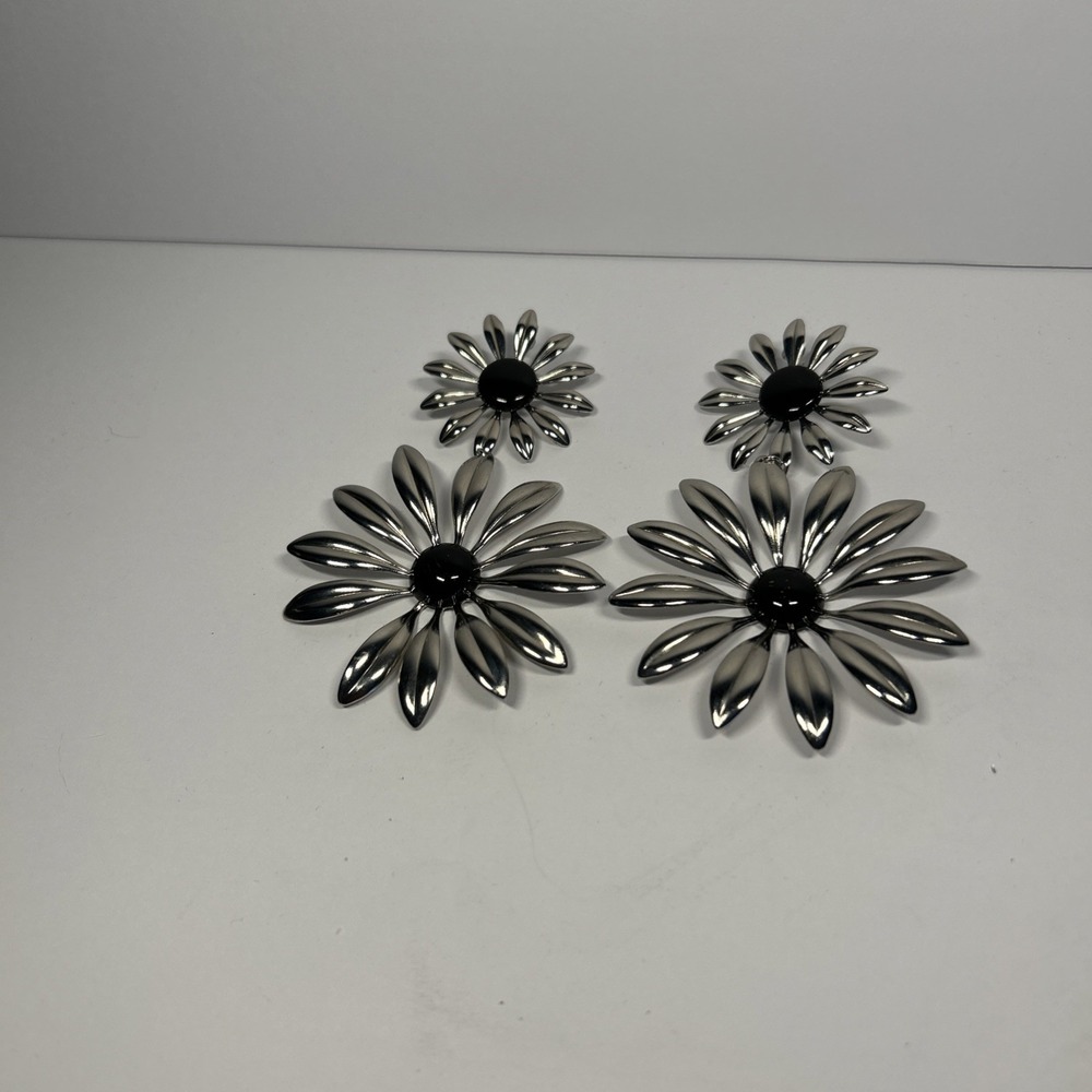 Pair Of Silver Dangle Silver Daisy Piece Earrings